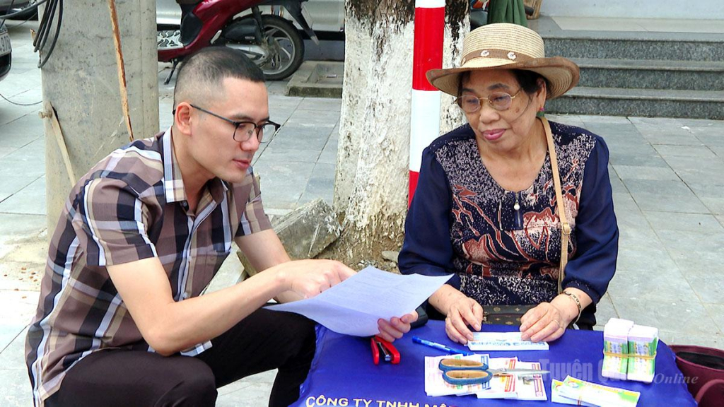 Cán bộ Công ty TNHH MTV Xổ số kiến thiết Hà Giang tuyên truyền, nâng cao cảnh giác cho các đại lý trước thủ đoạn lừa đảo mới.