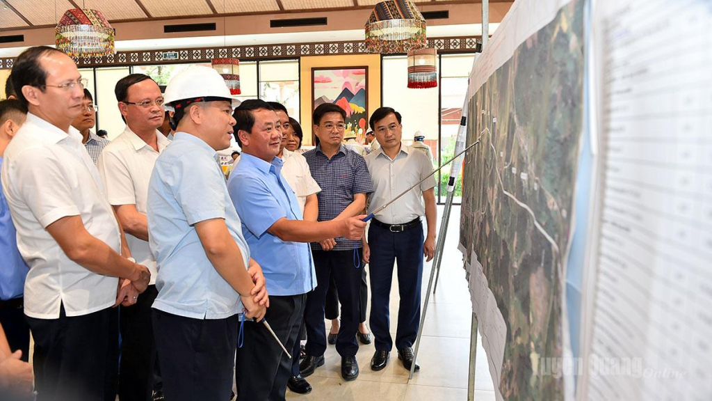 Bí thư Tỉnh ủy Hầu A Lềnh kiểm tra tiến độ tuyến đường từ Sơn Dương đi xã Tân Trào.