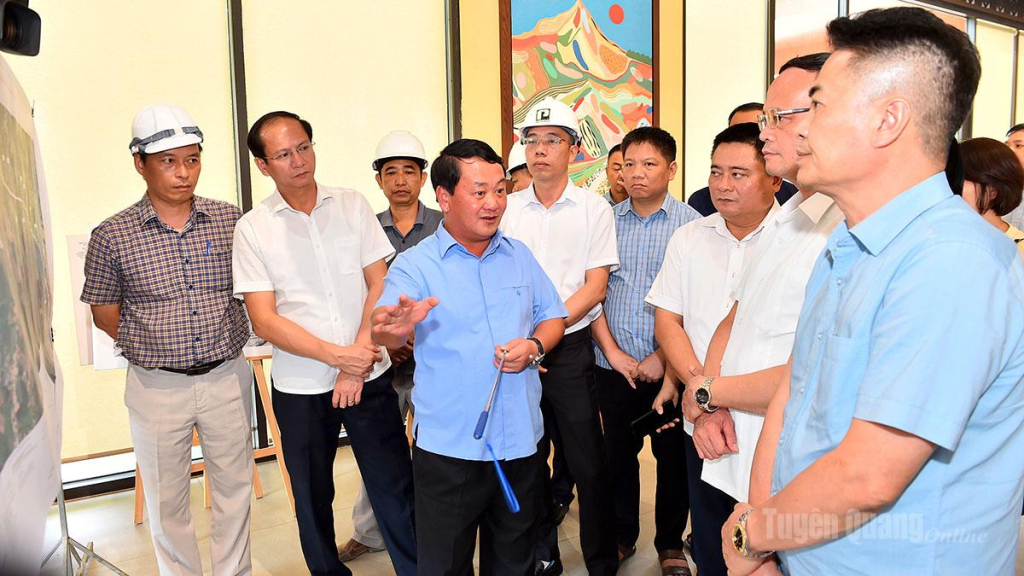 Đồng chí Bí thư Tỉnh ủy Hầu A Lềnh phát biểu chỉ đạo đẩy nhanh tiến độ thi công các tuyến đường.