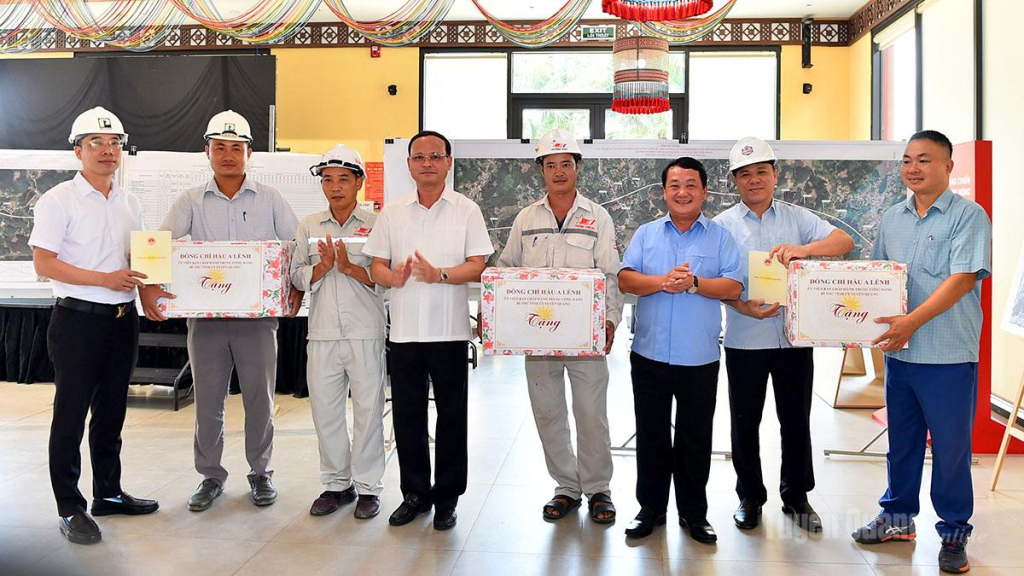Các đồng chí lãnh đạo tỉnh tặng quà các đơn vị nhà thầu thi công các tuyến đường.