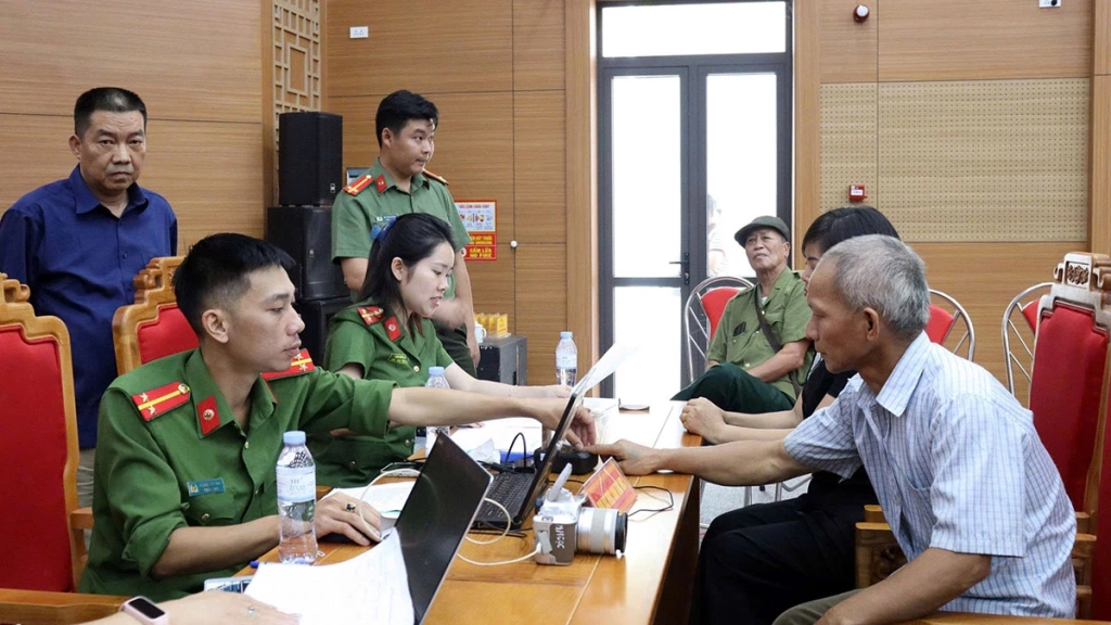 Công an tỉnh Tuyên Quang tổ chức lấy mẫu sinh phẩm thân nhân các liệt sĩ.