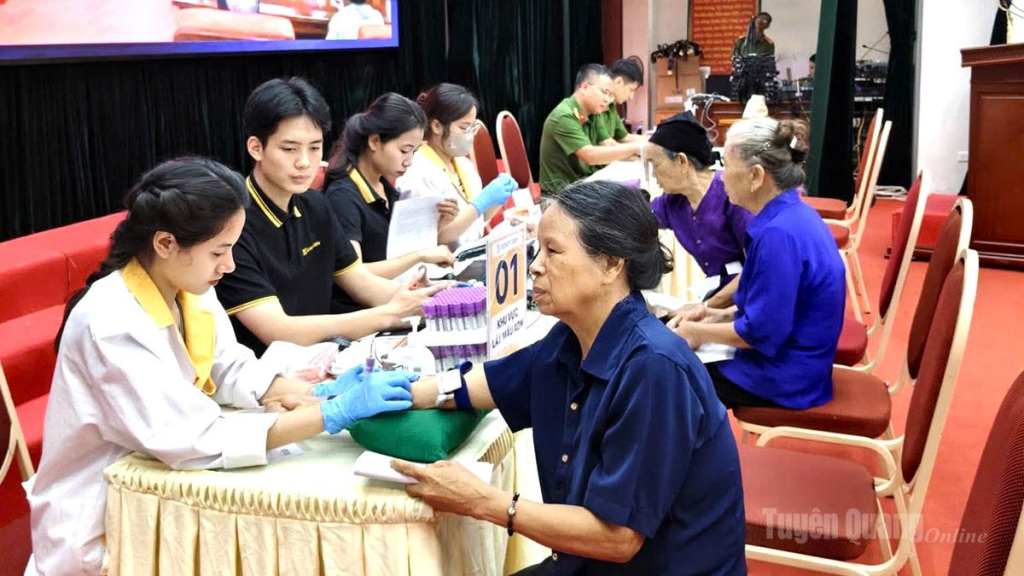 Công tác thu nhận mẫu ADN thân nhân liệt sĩ được triển khai tại phường Mỹ Lâm bảo đảm đúng quy trình.