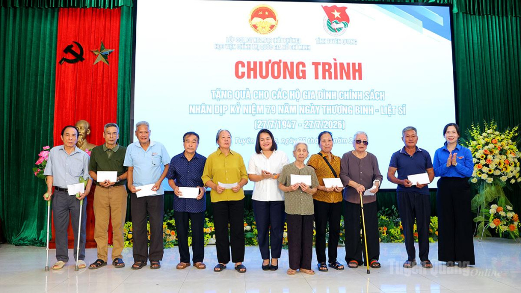 Lãnh đạo Tỉnh đoàn Tuyên Quang và đại diện lớp Cao cấp lý luận chính trị K67.B12 trao tặng quà cho các hộ gia đình chính sách.