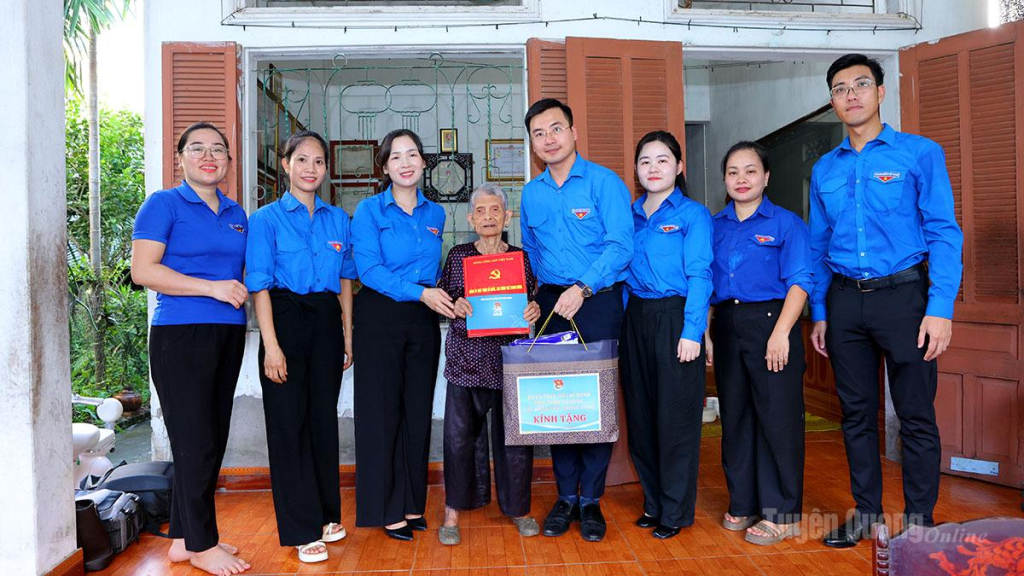 Lãnh đạo Tỉnh đoàn, Đoàn TNCS Hồ Chí Minh MTTQ, các đoàn thể Trung ương tặng quà Mẹ Việt Nam Anh hùng  Lâm Thị Giã.