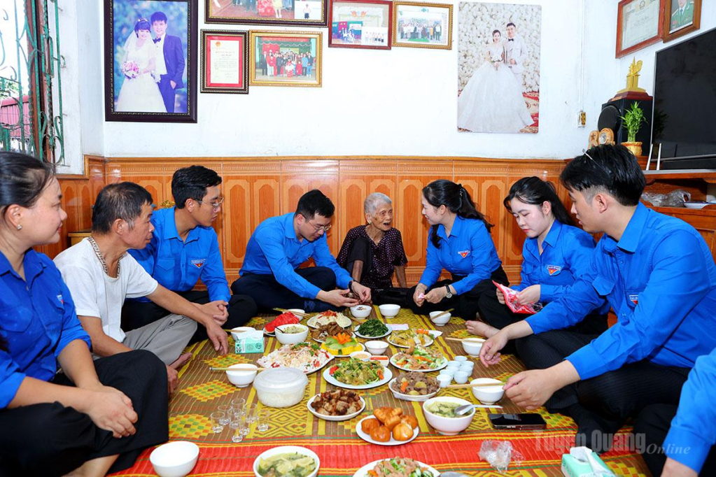 Đoàn viên, thanh niên nấu và ăn cơm cùng Mẹ Việt Nam Anh hùng  Lâm Thị Giã.
