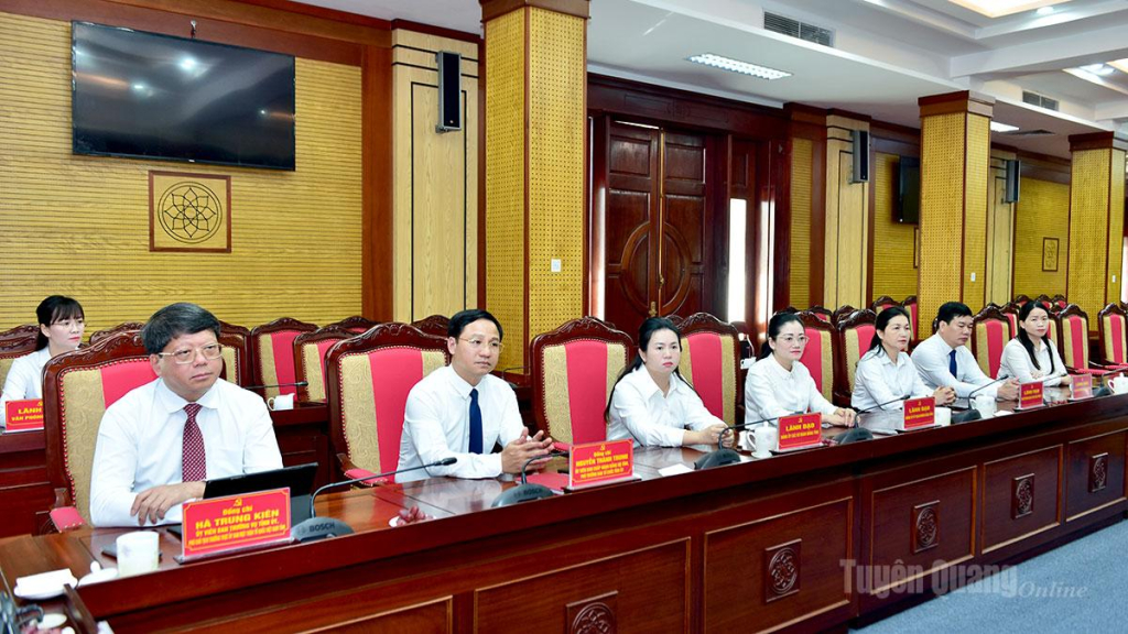 Đồng chí Phó Chủ tịch Thường trực Ủy ban MTTQ Việt Nam tỉnh Hà Trung Kiên và các đại biểu dự buổi gặp mặt.