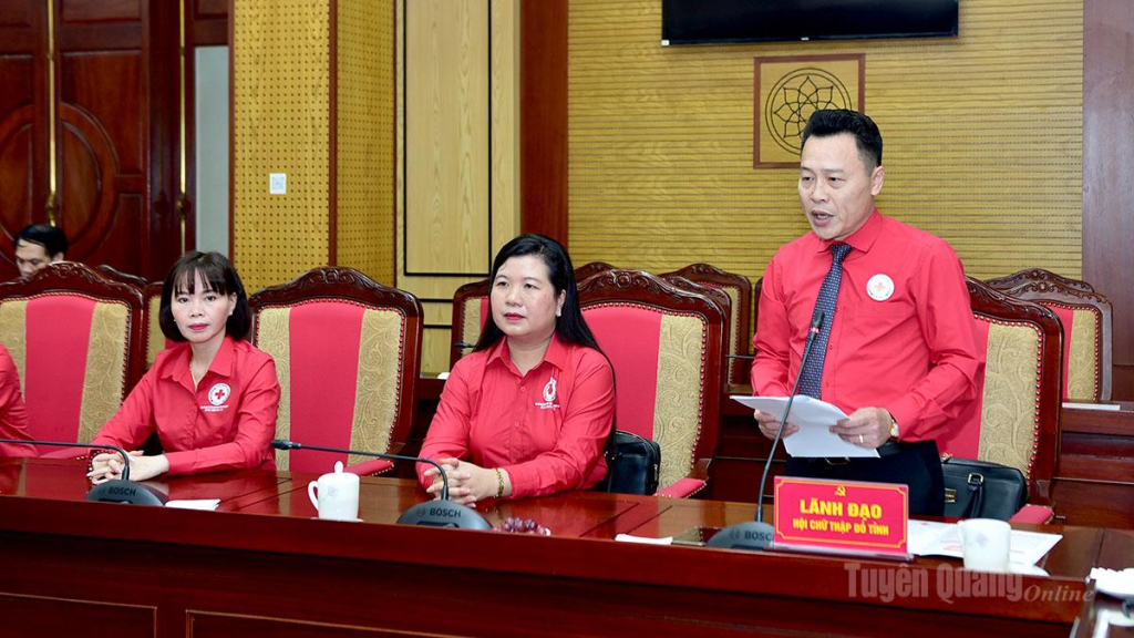 Lãnh đạo Hội Chữ thập đỏ tỉnh báo cáo về tình hình công tác chuẩn bị của Đoàn đại biểu tỉnh tham dự Đại hội.