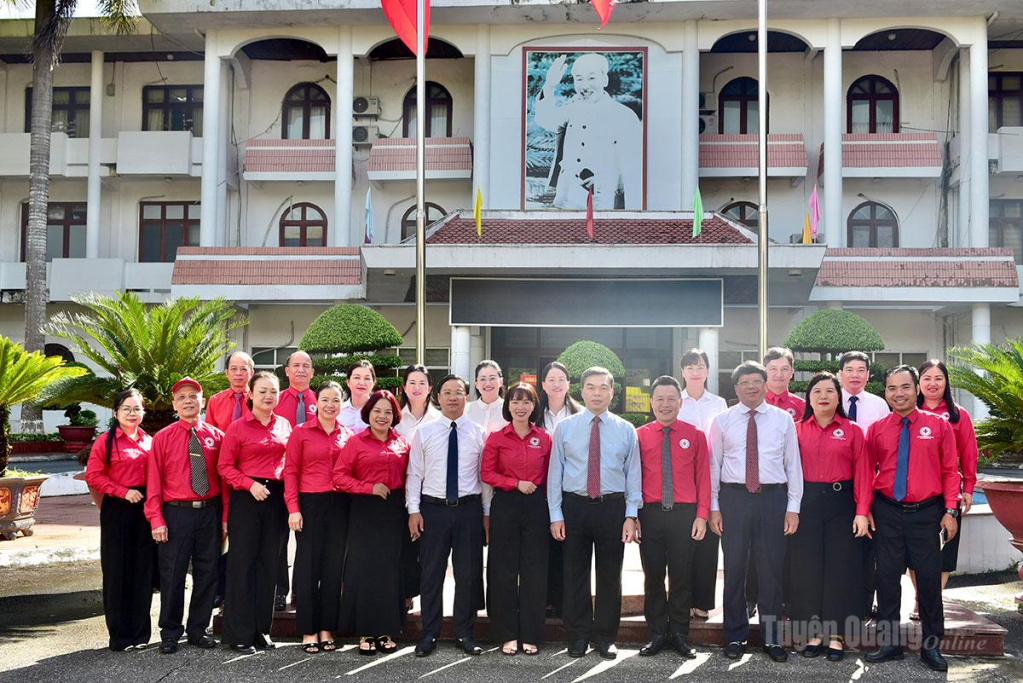 Đồng chí Phó Bí thư Tỉnh ủy, Chủ tịch Ủy ban MTTQ Việt Nam tỉnh Ma Thế Hồng và các đại biểu chụp ảnh lưu niệm cùng Đoàn đại biểu tỉnh tham dự Đại hội.