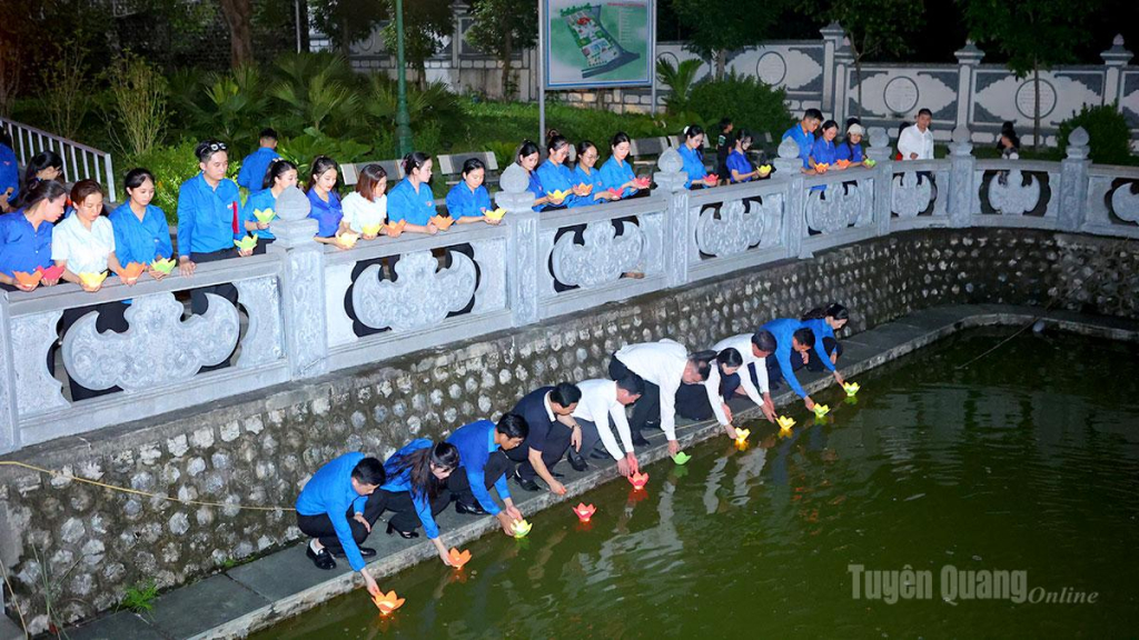 Đại biểu và đoàn viên, thanh niên thả nến tri ân tại Nghĩa trang Liệt sĩ tỉnh.