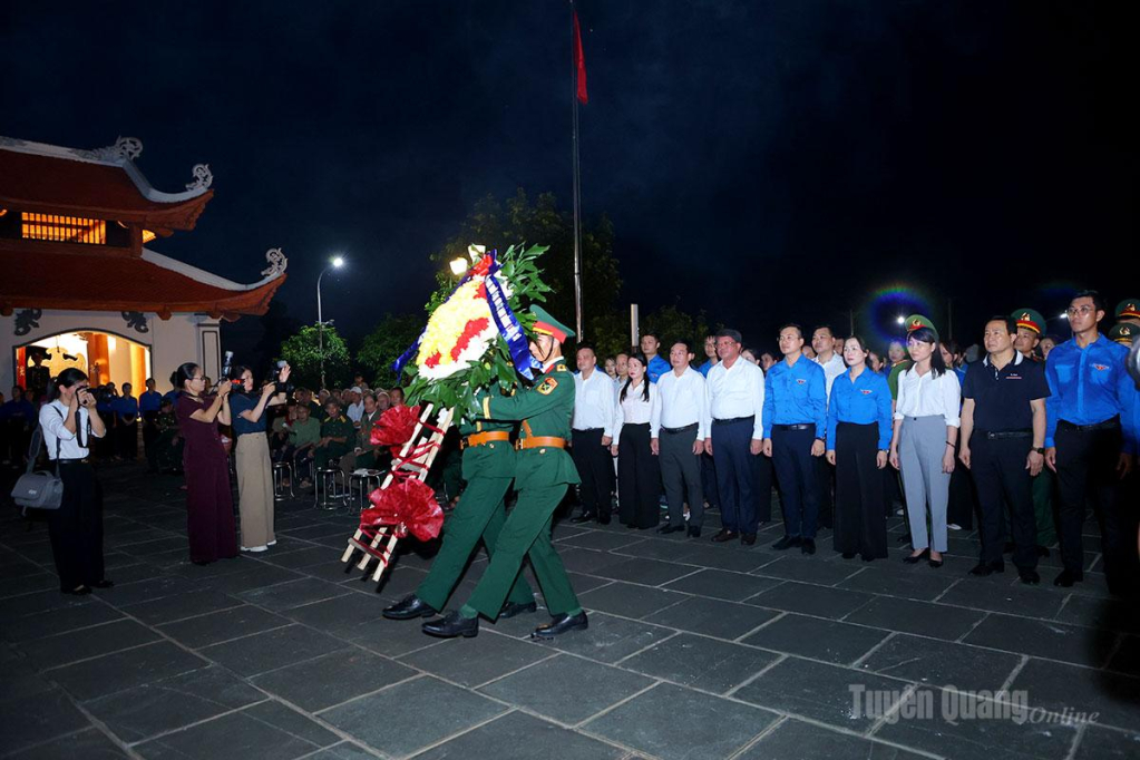 Đồng chí Hà Trung Kiên, Ủy viên Ban Thường vụ Tỉnh ủy, Phó Chủ tịch Thường trực Ủy ban MTTQ Việt Nam tỉnh cùng các đại biểu dâng hương tưởng nhớ các Anh hùng liệt sĩ tại Nghĩa trang Liệt sĩ tỉnh.