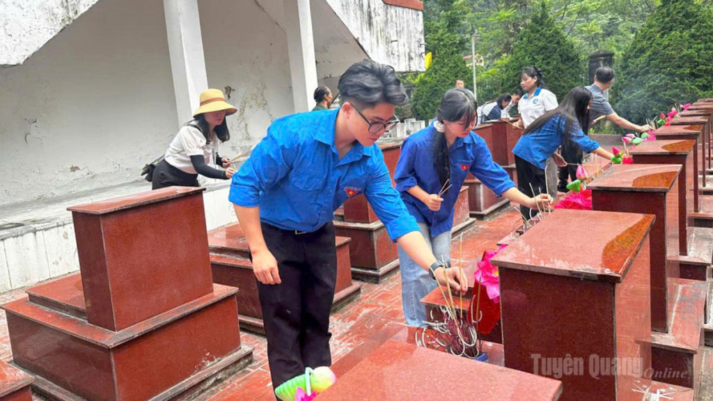 Sinh viên Phân hiệu Đại học Thái Nguyên tại Hà Giang dâng hương, tri ân Anh hùng liệt sĩ tại Nghĩa trang Liệt sĩ phường Hà Giang 1.