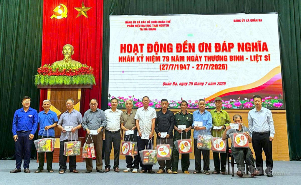 Lãnh đạo Phân hiệu Đại học Thái Nguyên tại Hà Giang trao quà tri ân gia đình chính sách, người có công với cách mạng tại xã Quản Bạ.