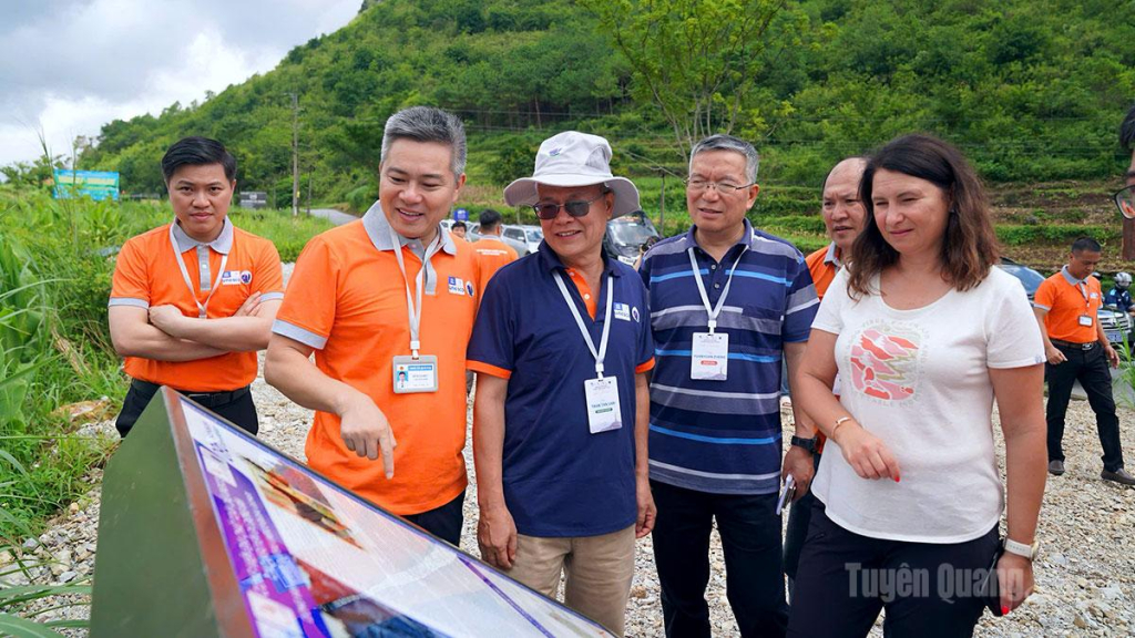 Đoàn chuyên gia Mạng lưới Công viên địa chất toàn cầu UNESCO khảo sát, đánh giá hệ thống biển giới thiệu tại điểm di sản Thạch Kê - Thạch Khuyển, xã Quản Bạ.