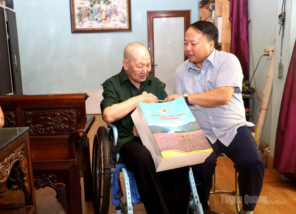 Chủ tịch UBND tỉnh Phan Huy Ngọc thăm, tặng quà ông Lương Trung Giáp (sinh năm 1947), thương binh có tỷ lệ tổn thương cơ thể 68%, thôn Làng Má, xã Vị Xuyên.