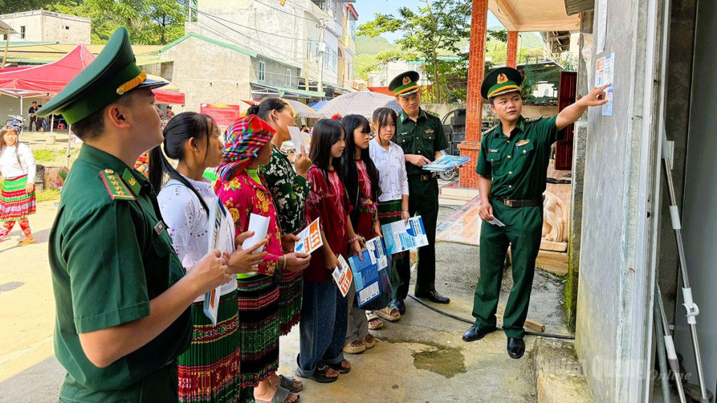 Cán bộ, chiến sĩ Đồn Biên phòng Sơn Vĩ Tuyên truyền phòng, chống mua bán người tại chợ phiên Sơn Vĩ.