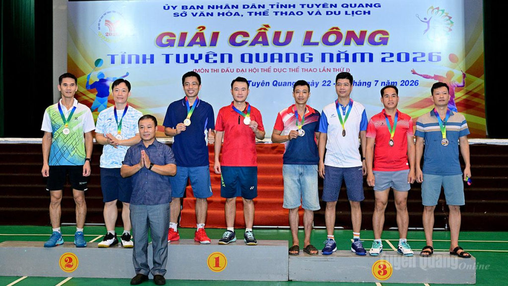 Ban tổ chức trao giải cho các nội dung thi đấu.