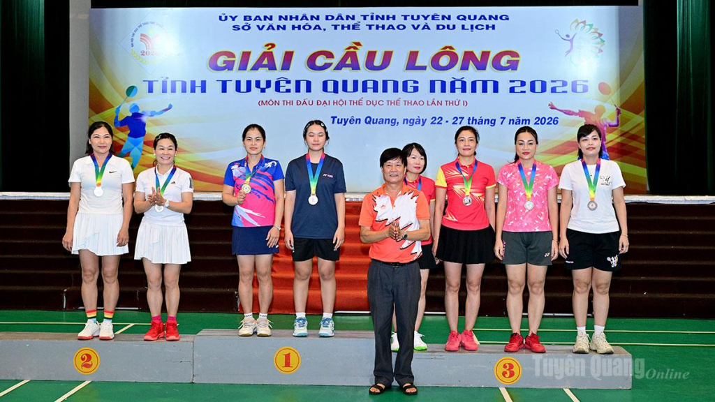Ban tổ chức trao giải cho các nội dung thi đấu.