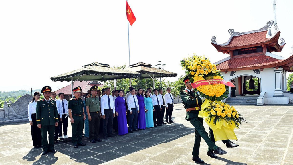 Đoàn đại biểu tỉnh dâng hoa các Anh hùng liệt sĩ tại Nghĩa trong Liệt sĩ tỉnh Tuyên Quang.