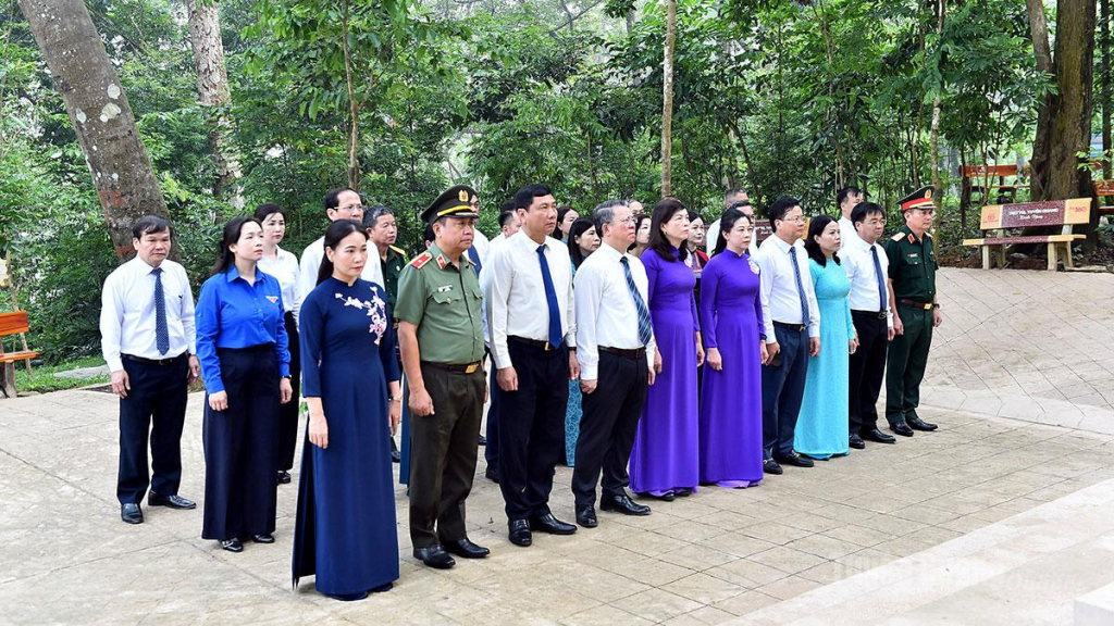 Các đại biểu dâng hương, kính cáo Chủ tịch Hồ Chí Minh tại lán Nà Nưa.