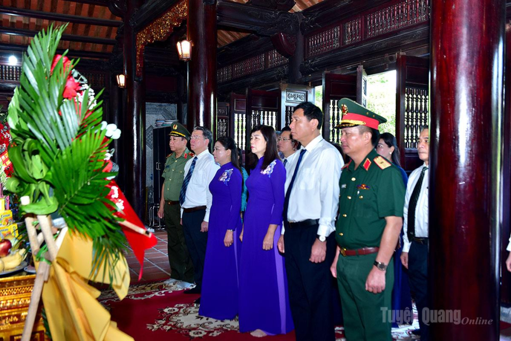 Đồng chí Phó Bí thư Thường trực Tỉnh ủy, Trưởng đoàn ĐBQH tỉnh Lê Thị Kim Dung và các đại biểu dâng hương, dâng hoa tại Đền thờ Chủ tịch Hồ Chí Minh.