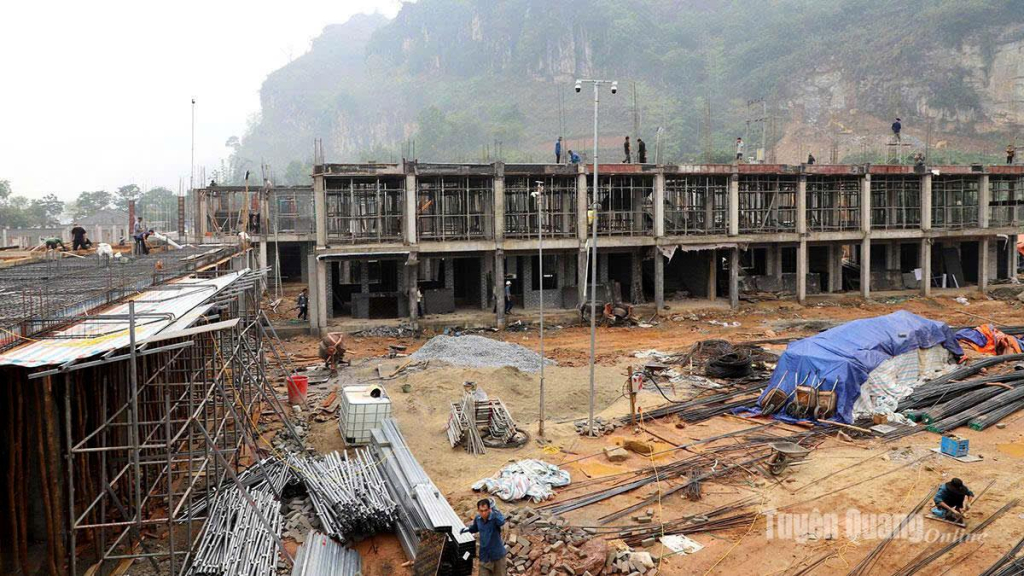 Đẩy nhanh tiến độ xây dựng, bảo đảm chất lượng các trường phổ thông nội trú liên cấp Tiểu học và THCS tại các xã biên giới .
