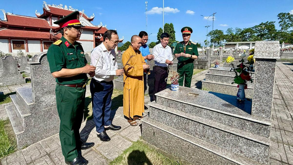Các đại biểu thắp hương tưởng nhớ các anh hùng liệt sỹ tại Nghĩa trang Liệt sĩ tỉnh.