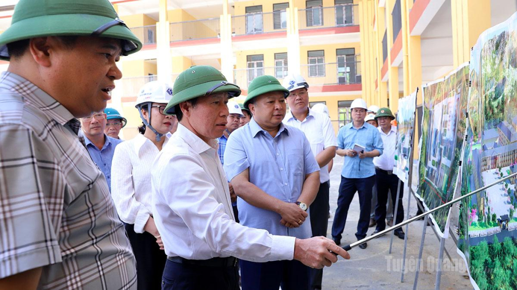 Phó Thủ tướng Lê Tiến Châu xem thiết kế phối cảnh khuôn viên Trường phổ thông nội trú liên cấp Minh Tân.