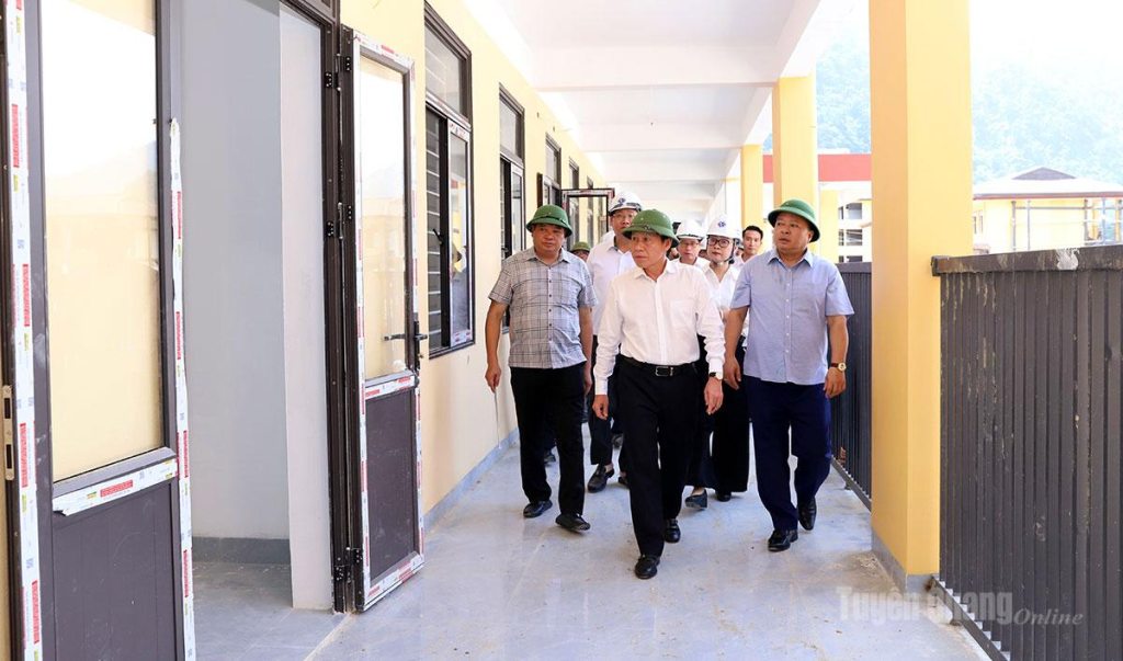 Phó Thủ tướng Lê Tiến Châu kiểm tra các hạng mục nhà lớp học đã thi công xong.