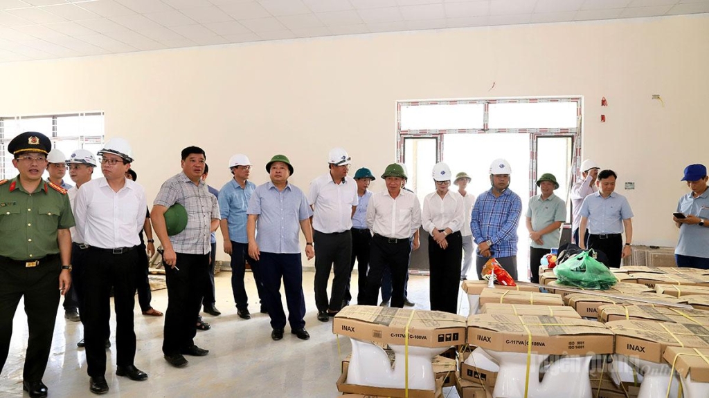 Phó Thủ tướng Lê Tiến Châu kiểm tra hạng mục nhà bếp, nhà ăn học sinh nội trú.