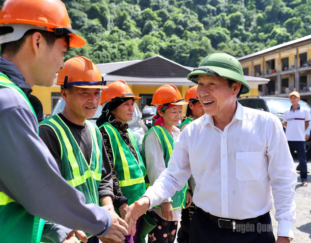 Phó Thủ tướng Lê Tiến Châu động viên các công nhân đang làm việc trên công trường.