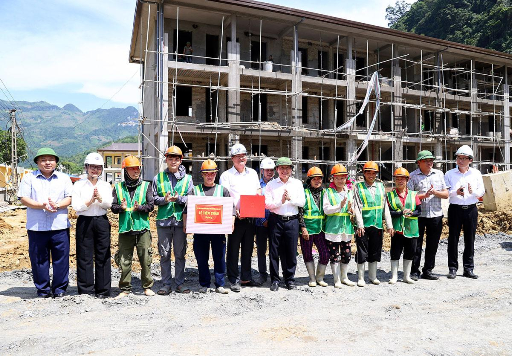 Phó Thủ tướng Lê Tiến Châu tặng quà động viên nhà thầu thi công và các công nhân xây dựng công trình.