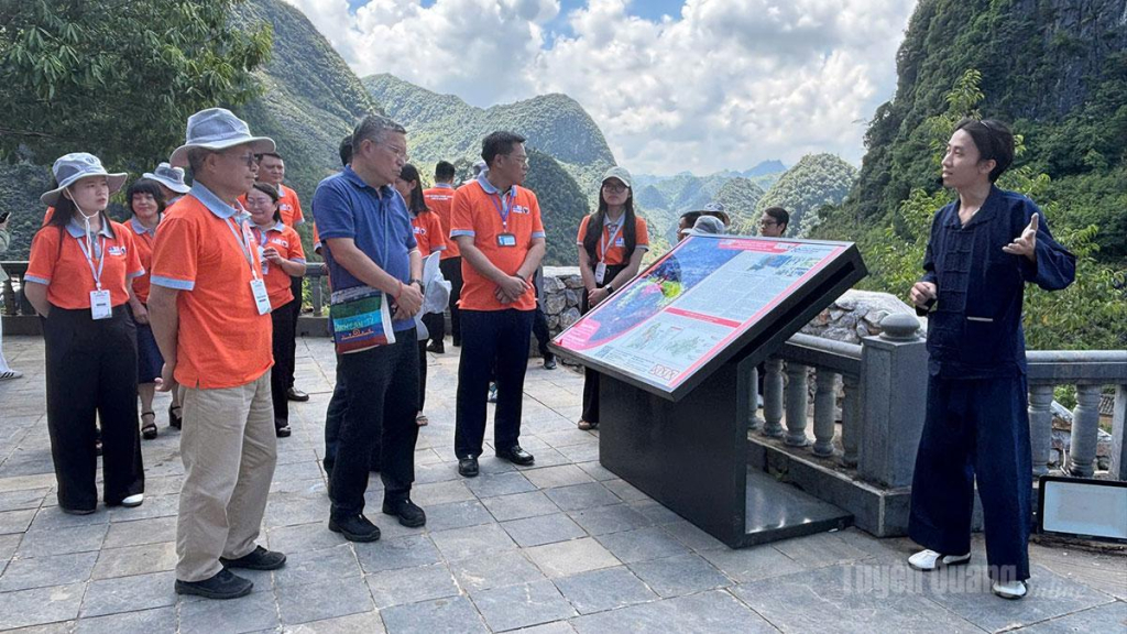 Đoàn chuyên gia UNESCO nghe giới thiệu về giá trị địa chất, cảnh quan và lịch sử tuyến đường Hạnh Phúc tại điểm dừng chân Tượng đài Thanh niên xung phong mở đường Hạnh Phúc, đèo Mã Pí Lèng.