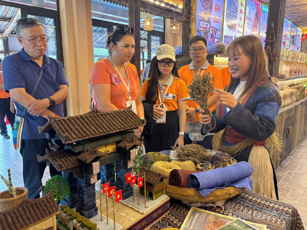 Đoàn chuyên gia tái thẩm định danh hiệu Công viên địa chất toàn cầu UNESCO tìm hiểu các sản phẩm thổ cẩm, dược liệu và giá trị văn hóa bản địa tại Phố cổ Đồng Văn.