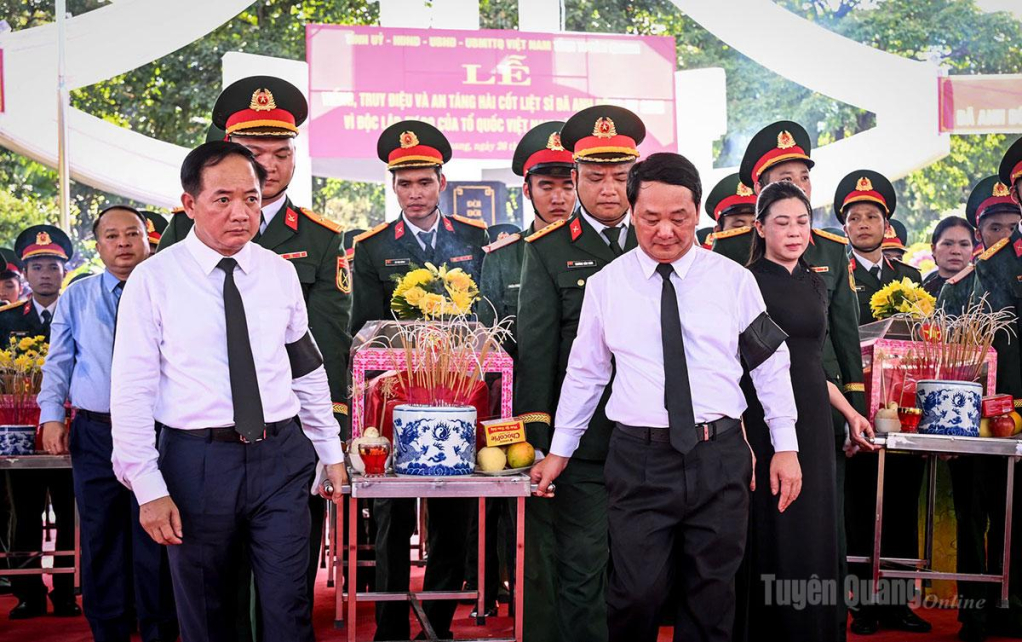 Lãnh đạo Đảng, Nhà nước và lãnh đạo tỉnh di chuyển hài cốt liệt sĩ về nơi an táng.