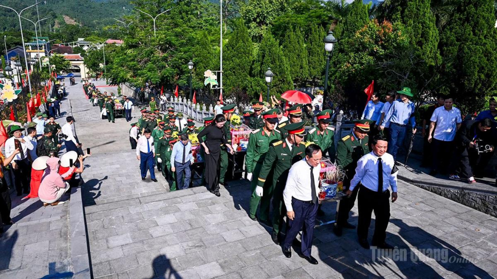 Lãnh đạo Đảng, Nhà nước và lãnh đạo tỉnh di chuyển hài cốt liệt sĩ về nơi an táng.