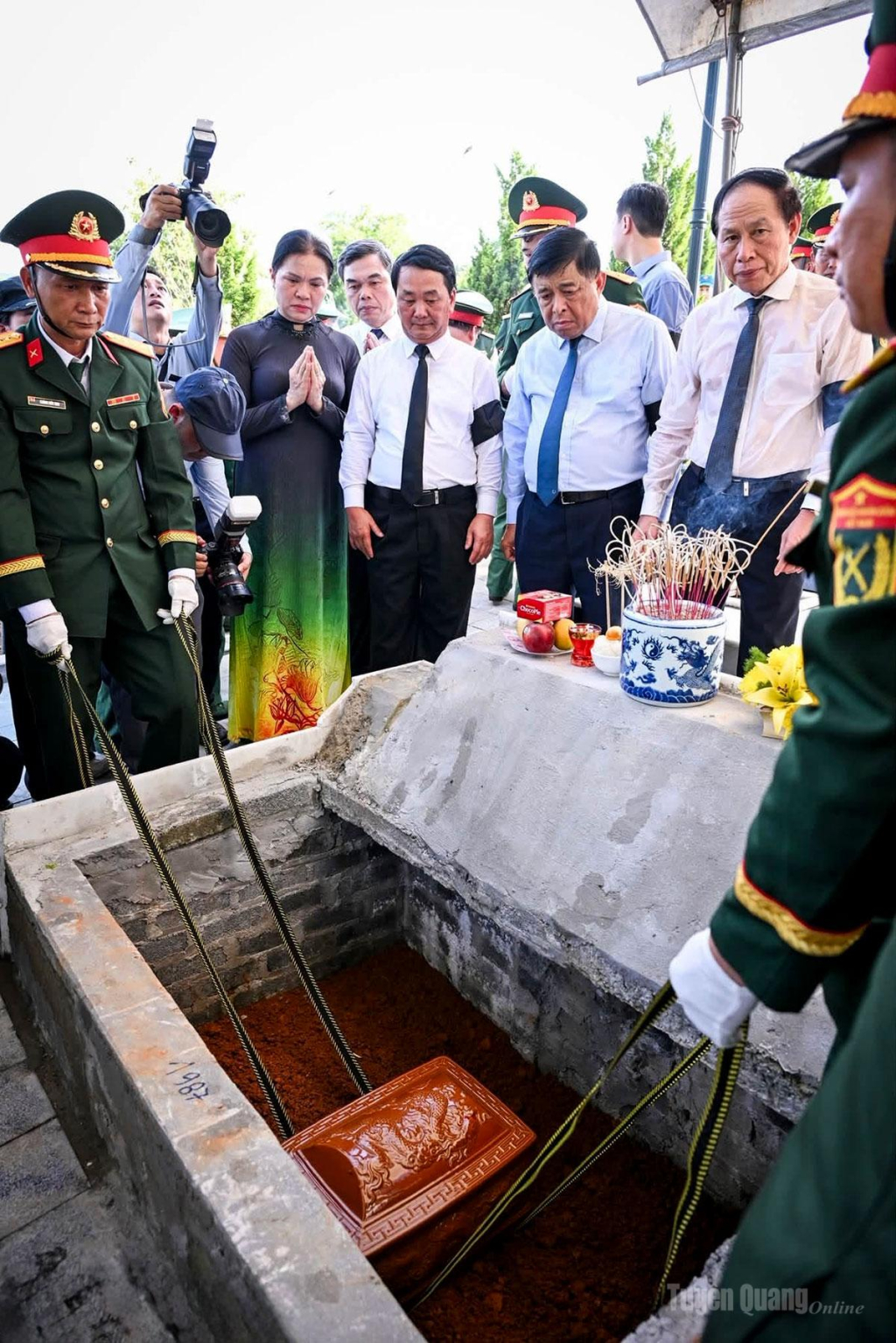 Các đồng chí lãnh đạo Đảng, Nhà nước, lãnh đạo tỉnh thành kính tiễn đưa các liệt sĩ về nơi an nghỉ.