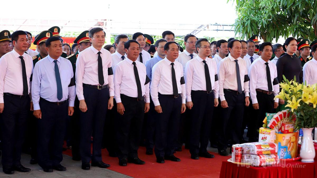 Các đồng chí lãnh đạo Đảng, Nhà nước, lãnh đạo tỉnh tại buổi lễ.