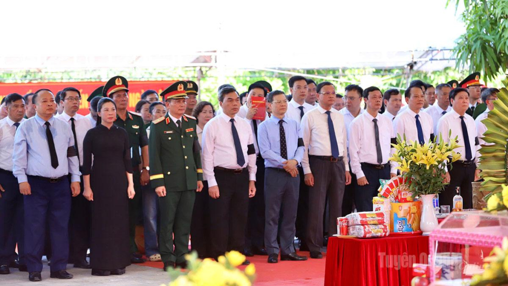 Các đồng chí lãnh đạo tỉnh tại buổi lễ.