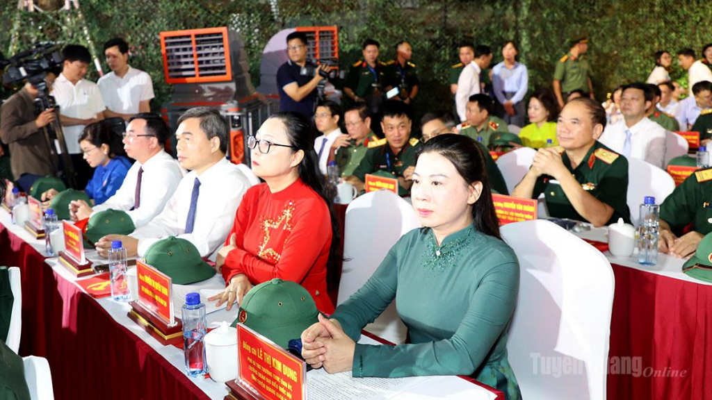 Các đồng chí Thường trực Tỉnh ủy và các đại biểu dự tại điểm cầu truyền hình trực tiếp xã Thanh Thủy.