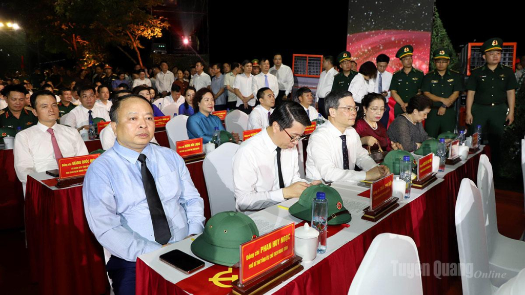 Các đồng chí Thường trực Tỉnh ủy và các đại biểu dự tại điểm cầu truyền hinh trực tiếp xã Thanh Thủy.