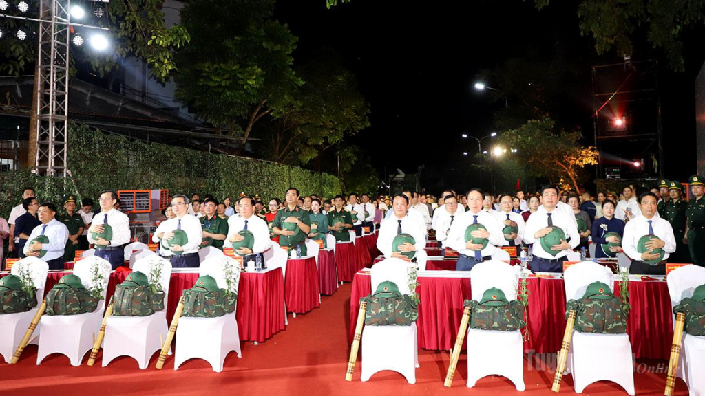 Các đại biểu thực hiện nghi thức tri ân các Anh hùng Liệt sỹ.