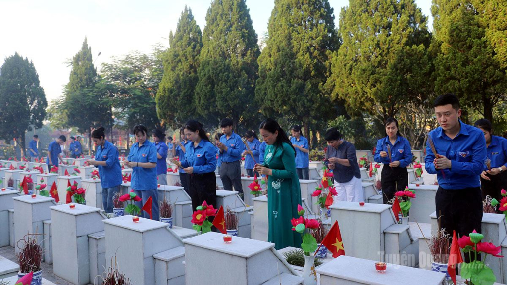 Đoàn thắp hương tại các phần mộ liệt sĩ tại Nghĩa Trang Liệt sĩ Quốc gia Vị Xuyên.