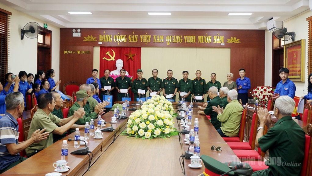 Đoàn thăm hỏi, tặng quà cho các gia đình chính sách, người có công với cách mạng, xã Vị Xuyên.