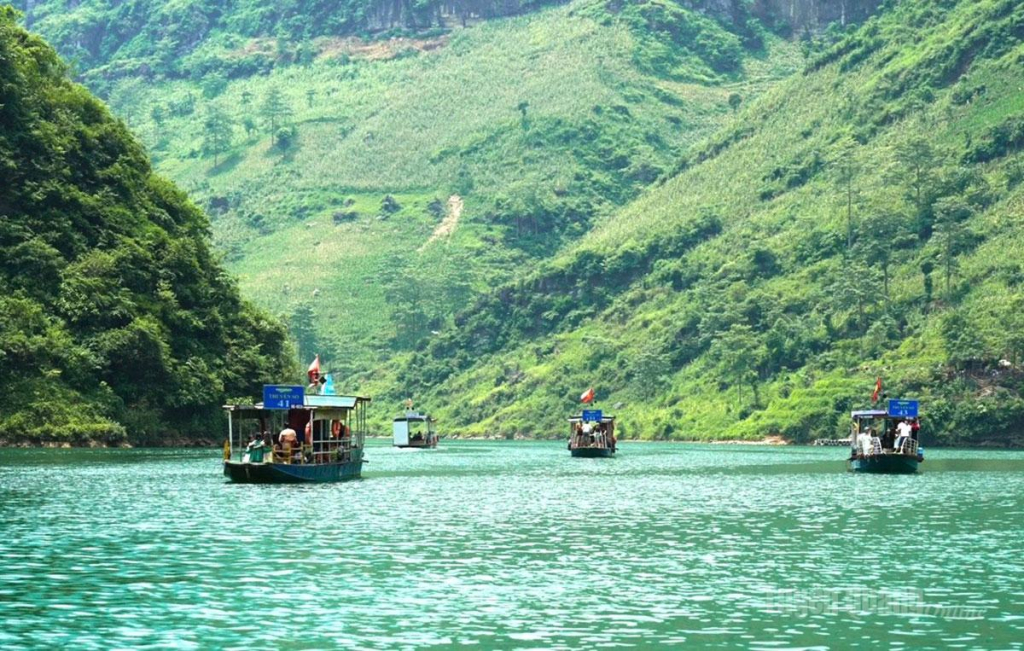 Tuyến du lịch hồ Thủy điện Nho Quế 1 - hẻm Tu Sản miễn phí 100% vé tham quan cho cựu chiến binh, thương binh, bệnh binh trong ngày 27-7.