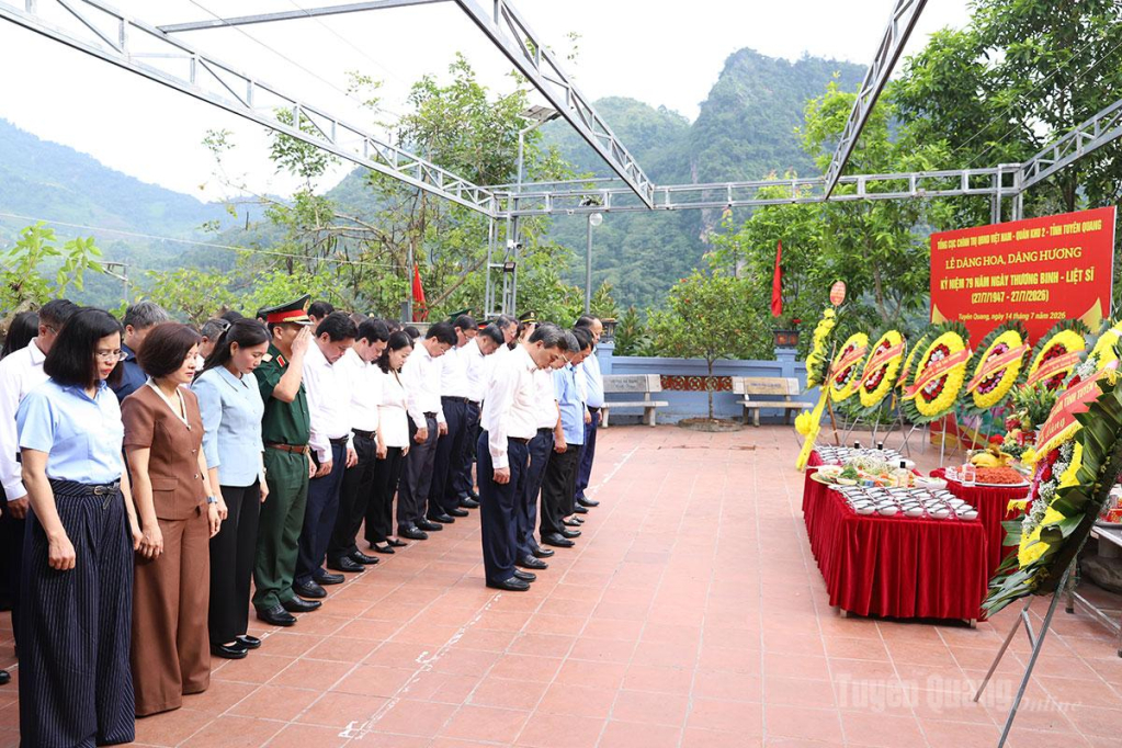 Đoàn đại biểu của tỉnh dành phút mặc niệm tưởng nhớ các Anh hùng liệt sĩ.