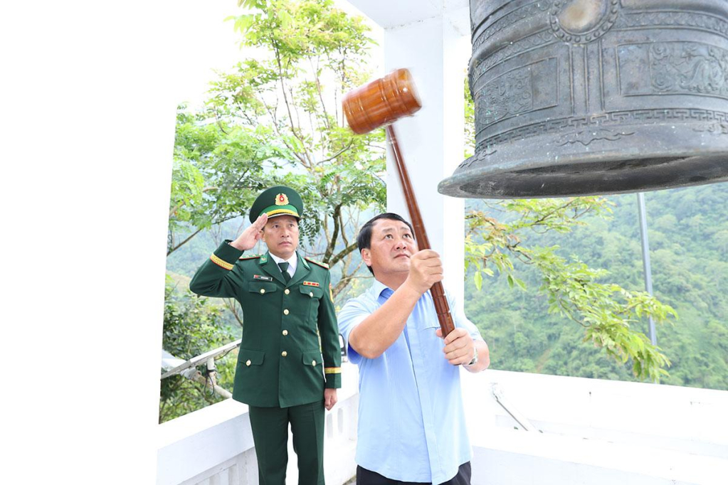 Bí thư Tỉnh uỷ Hầu A Lềnh thỉnh chuông tưởng nhớ các Anh hùng liệt sĩ.