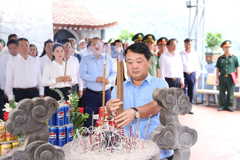 Bí thư Tỉnh uỷ Hầu A Lềnh dâng hương trước Nhà bia tưởng niệm các Anh hùng liệt sĩ.