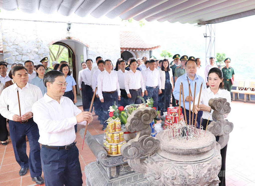 Các đồng chí Thường trực Tỉnh uỷ dâng hương trước Nhà bia tưởng niệm các Anh hùng liệt sĩ.