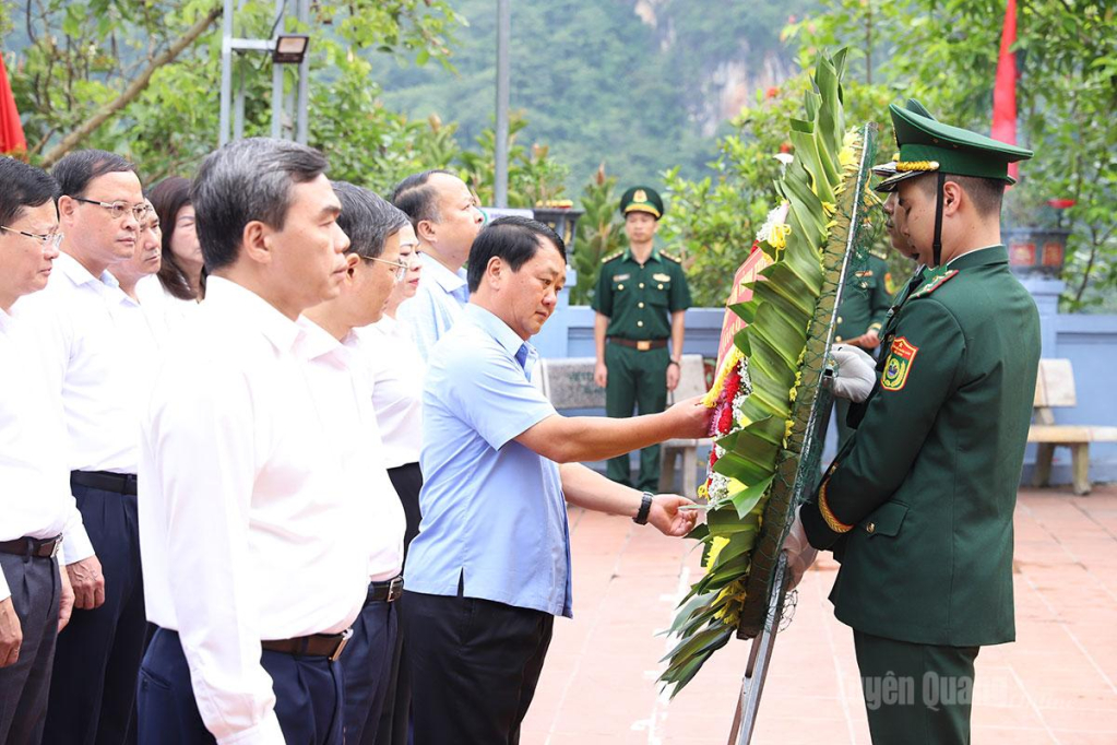 Bí thư Tỉnh uỷ Hầu A Lềnh chỉnh hoa trước khi dâng lên các Anh hùng liệt sĩ.