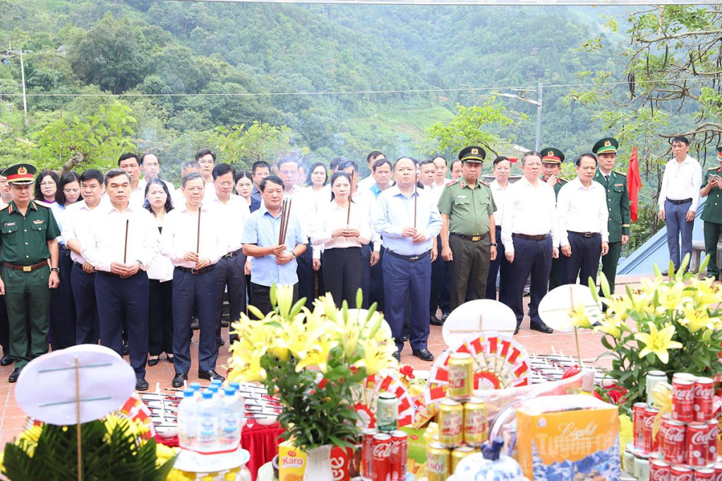 Các đồng chí lãnh đạo tỉnh dâng hương tại Đền thờ các Anh hùng liệt sĩ.